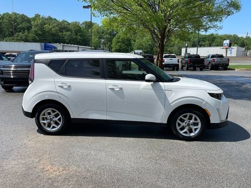 Used 2024 Kia Soul LX w/ Option Group 015 FWD image 9