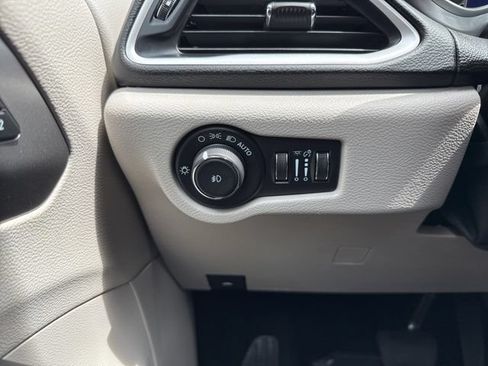 Used 2024 Chrysler Pacifica Touring-L FWD image 13