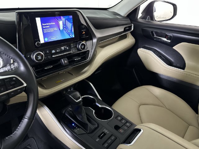 Used 2024 Toyota Highlander XLE AWD/4WD image 36