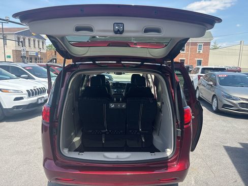 Used 2021 Chrysler Voyager Lxi FWD image 13