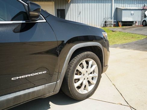 Used 2019 Jeep Cherokee Latitude Plus FWD image 18