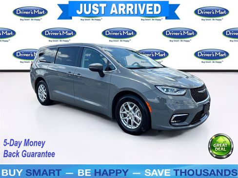 Used 2023 Chrysler Pacifica Touring-L FWD image 1