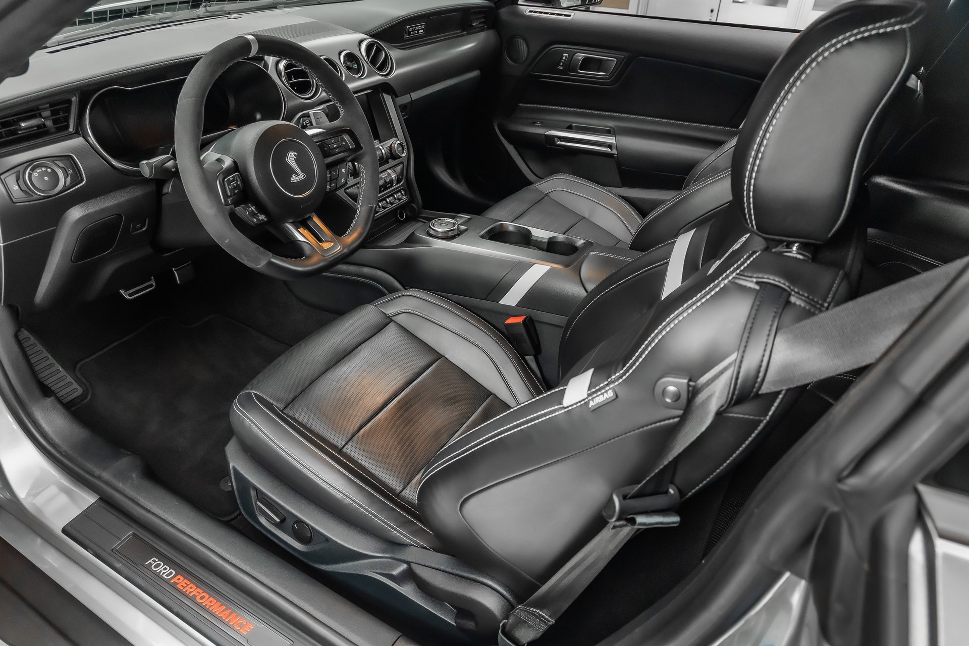 Used 2021 Ford Mustang Shelby GT500 w/ Technology Package RWD image 2