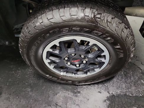 Used 2025 Toyota Tacoma TRD Off-Road AWD/4WD image 12