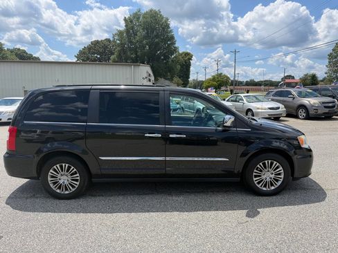 Used 2014 Chrysler Town & Country Touring-L w/ Driver Convenience Group FWD image 4