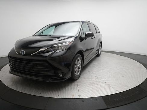 Used 2025 Toyota Sienna XLE FWD image 12