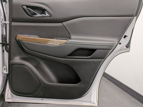 Used 2023 GMC Acadia SLE w/ Driver Convenience Package image 24