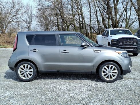 Used 2019 Kia Soul + image 2