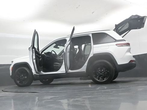 Used 2025 Jeep Grand Cherokee Altitude AWD/4WD image 55