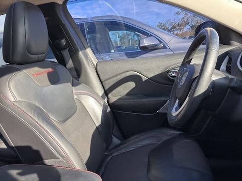 Used 2017 Jeep Cherokee Trailhawk w/ Comfort/Convenience Group image 9