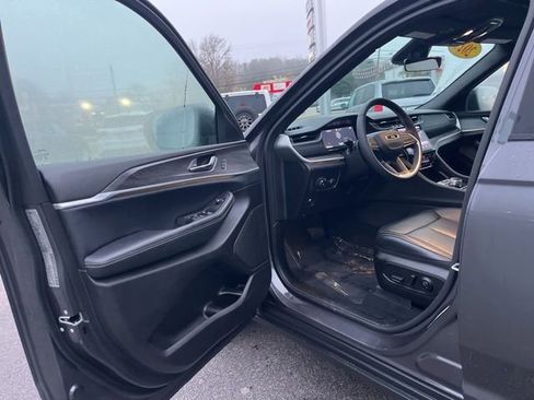 Used 2025 Jeep Grand Cherokee L Limited image 4