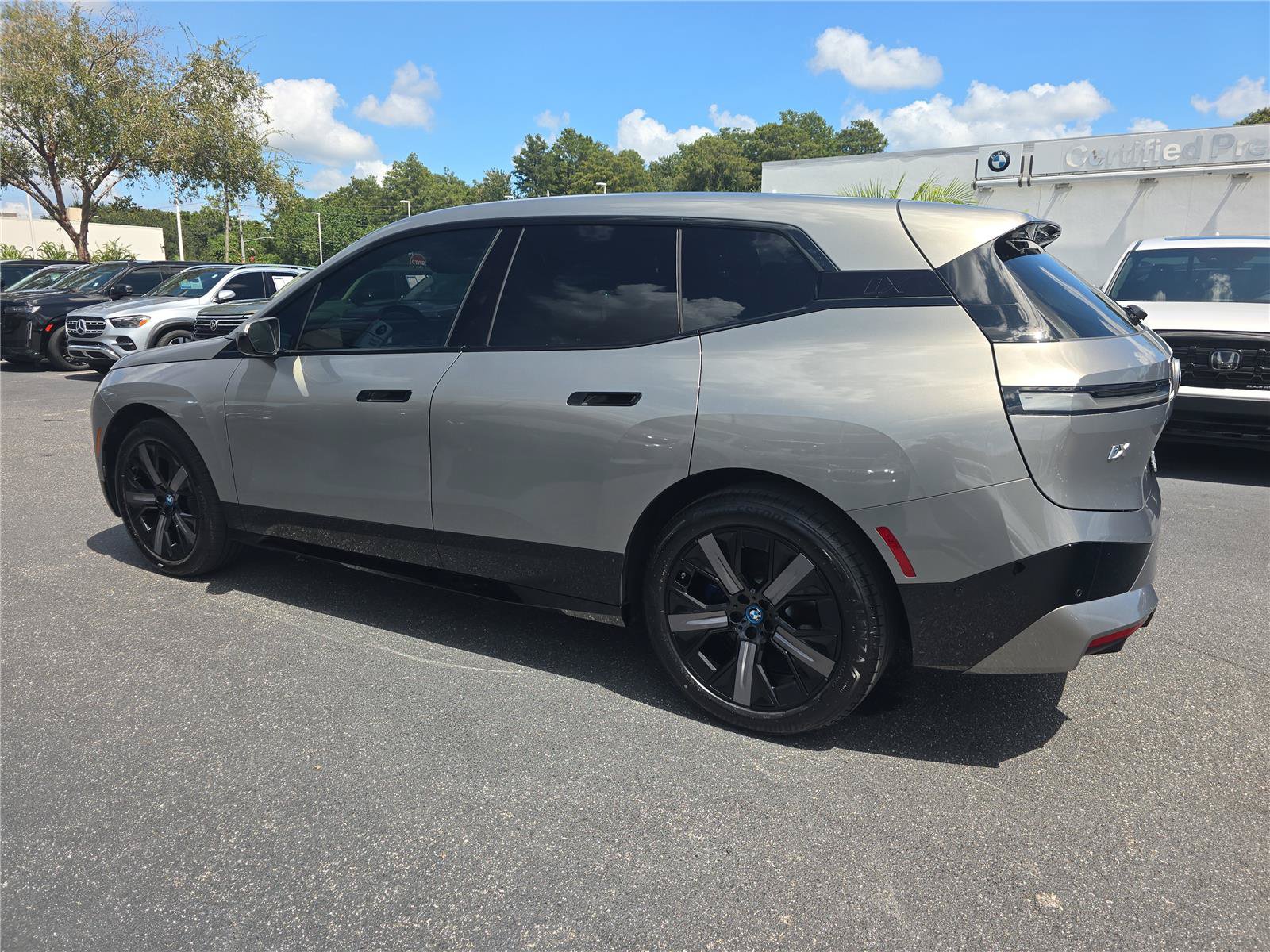Used 2024 BMW iX xDrive50 w/ Premium Package AWD/4WD image 6