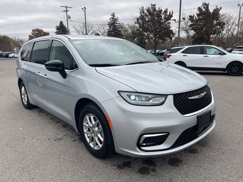 Used 2024 Chrysler Pacifica Touring-L image 7