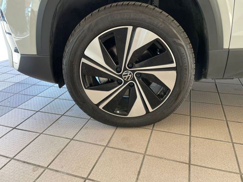 Used 2025 Volkswagen Taos SE image 24