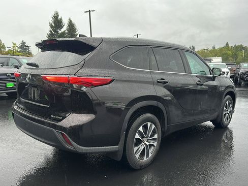 Used 2022 Toyota Highlander XLE AWD/4WD image 3