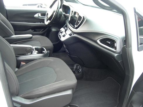 Used 2021 Chrysler Pacifica Touring w/ S Appearance Package image 17