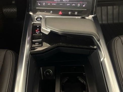 Used 2023 Audi e-tron Premium Plus w/ Premium Plus Package AWD/4WD image 18
