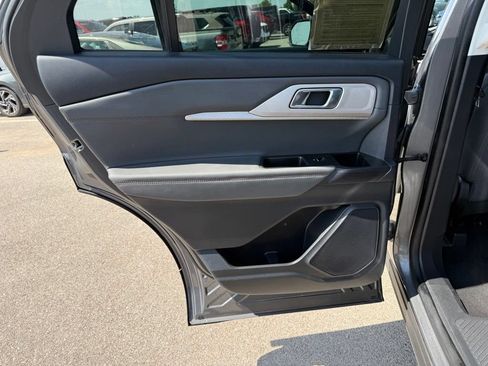 Used 2025 Ford Explorer Active AWD/4WD image 11