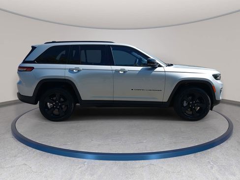 New 2025 Jeep Grand Cherokee Limited w/ Black Appearance Package AWD/4WD image 4