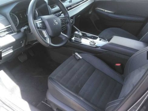 Used 2025 Mitsubishi Outlander SE AWD/4WD image 3