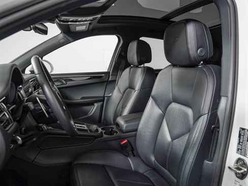 Certified 2024 Porsche Macan AWD/4WD image 5