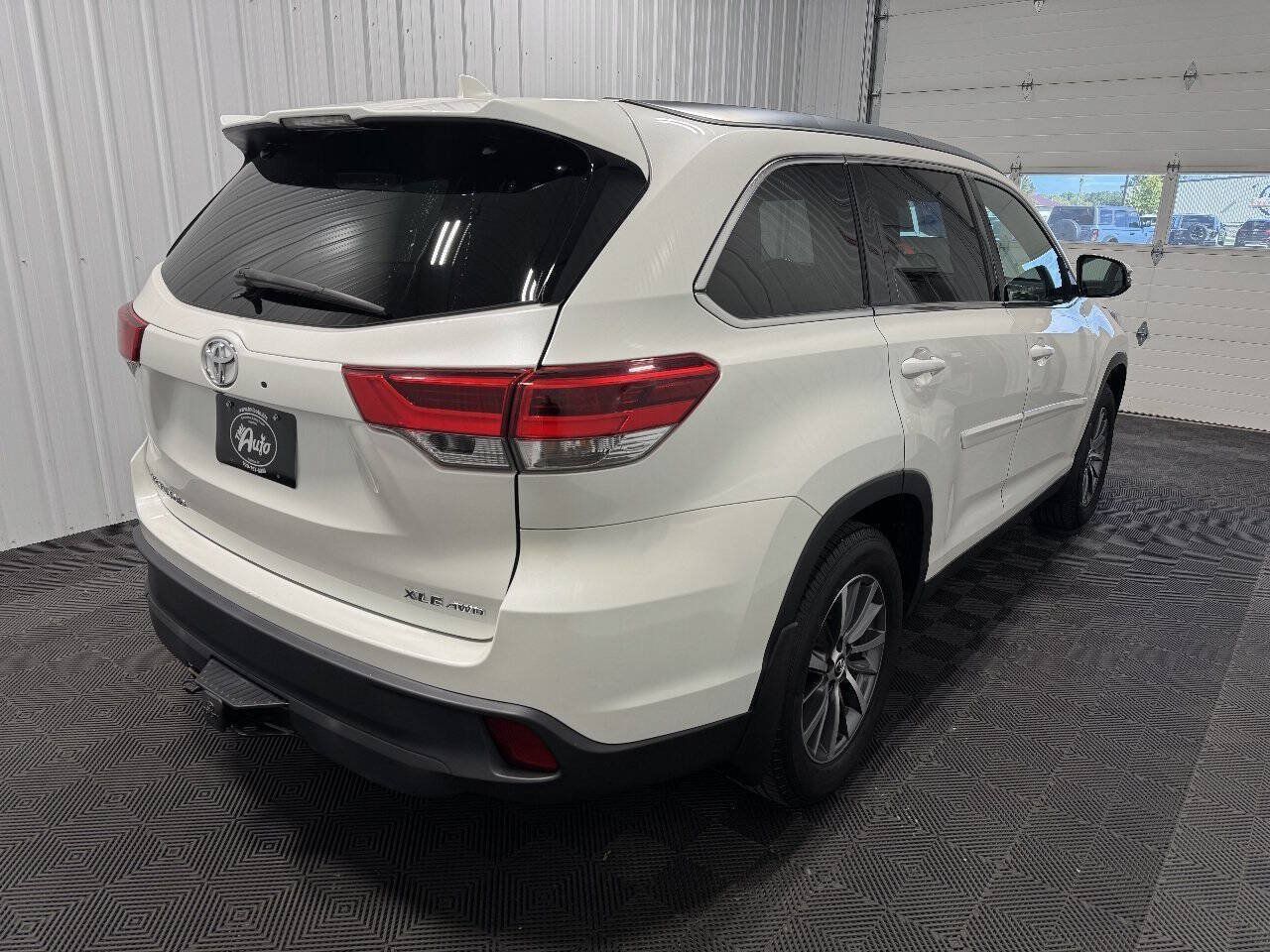 Used 2019 Toyota Highlander XLE AWD/4WD image 3