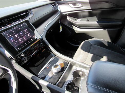 Used 2024 Jeep Grand Cherokee L Altitude image 30