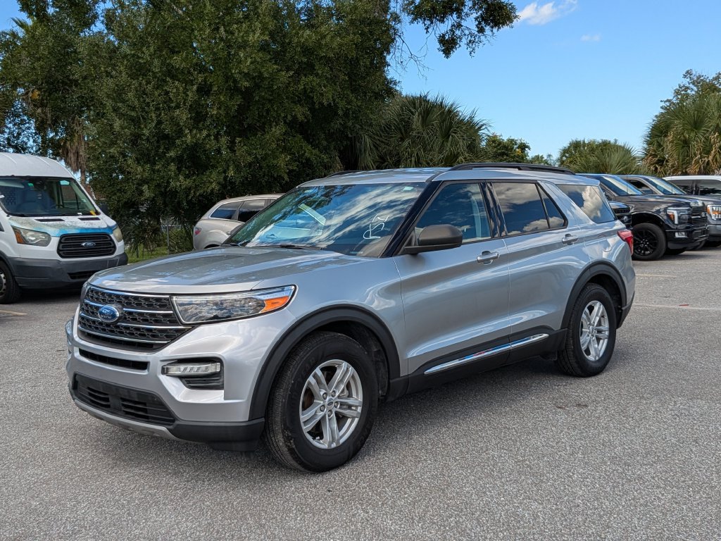 Used 2024 Ford Explorer XLT w/ Equipment Group 202A RWD image 3