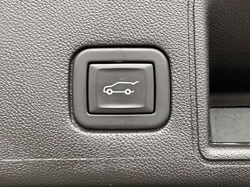 Used 2024 GMC Terrain SLE w/ Driver Convenience Package image 9