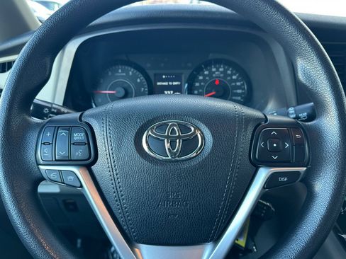 Used 2017 Toyota Sienna LE image 25