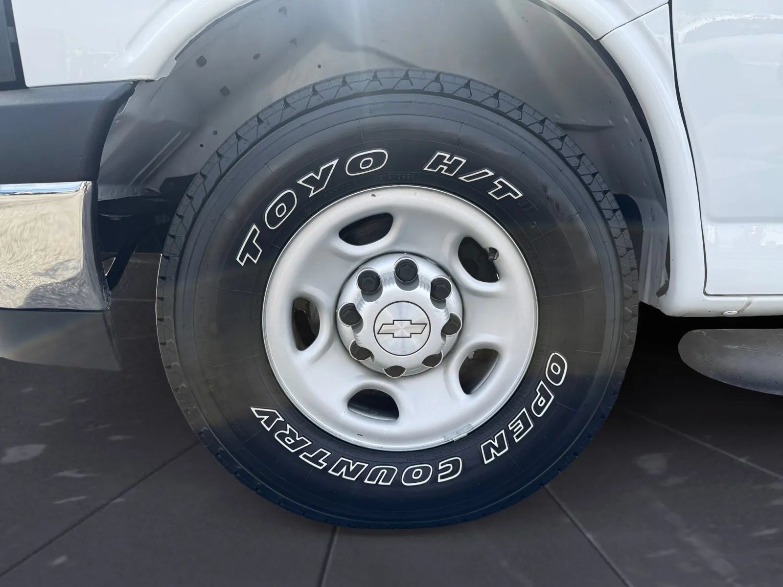 Used 2018 Chevrolet Express 2500 w/ Driver Convenience Package RWD image 29