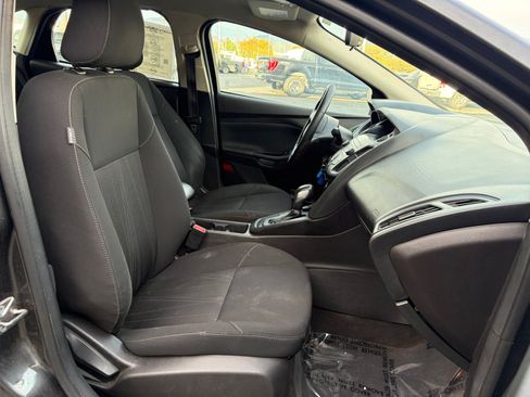 Used 2018 Ford Focus SE w/ SE Appearance Package FWD image 29
