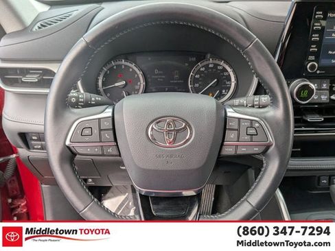 Used 2021 Toyota Highlander XLE AWD/4WD image 18