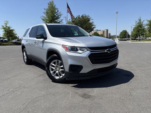 Used 2021 Chevrolet Traverse LS FWD image 2