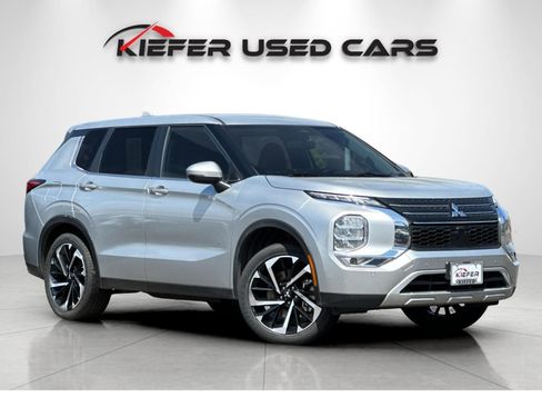 Used 2024 Mitsubishi Outlander SE FWD image 2