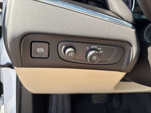 Used 2019 Buick Enclave Essence FWD image 17