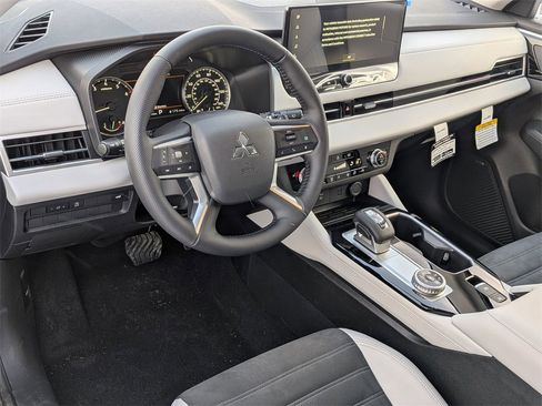 New 2026 Mitsubishi Outlander LE image 11