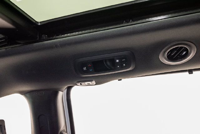 Used 2022 Chrysler Pacifica Limited w/ Uconnect Theater Family Group FWD image 36