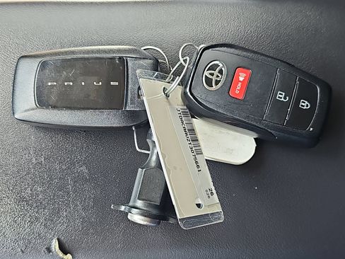 Used 2026 Toyota Prius LE FWD image 10