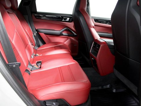 Used 2022 Porsche Cayenne Premium Pkg image 34