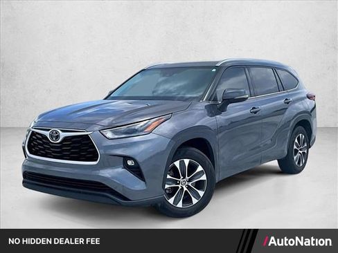 Used 2021 Toyota Highlander XLE FWD image 1