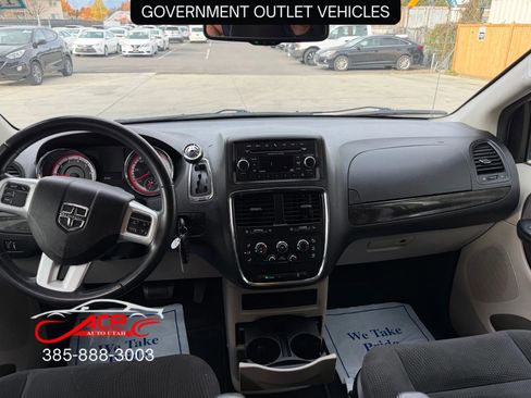 Used 2017 Dodge Grand Caravan SE w/ UConnect Hands-Free Group image 10