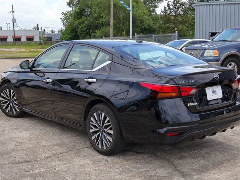 Used 2025 Nissan Altima 2.5 SV FWD image 2