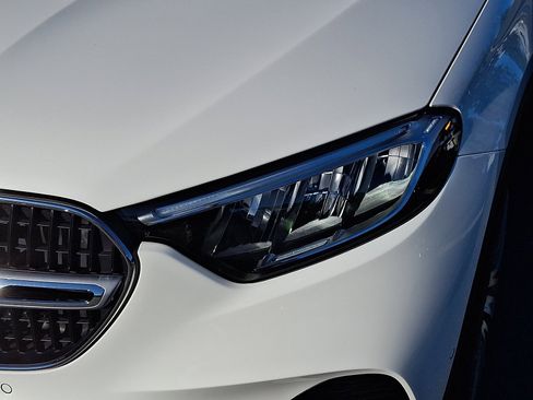 Used 2025 Mercedes-Benz GLC 300 4MATIC image 9