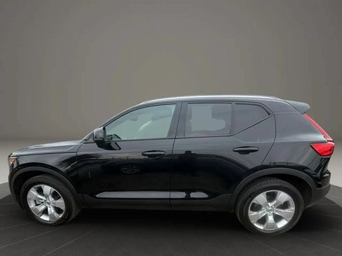 Used 2021 Volvo XC40 T4 Momentum FWD image 8