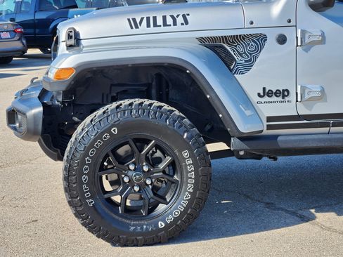 Used 2024 Jeep Gladiator Sport AWD/4WD image 9