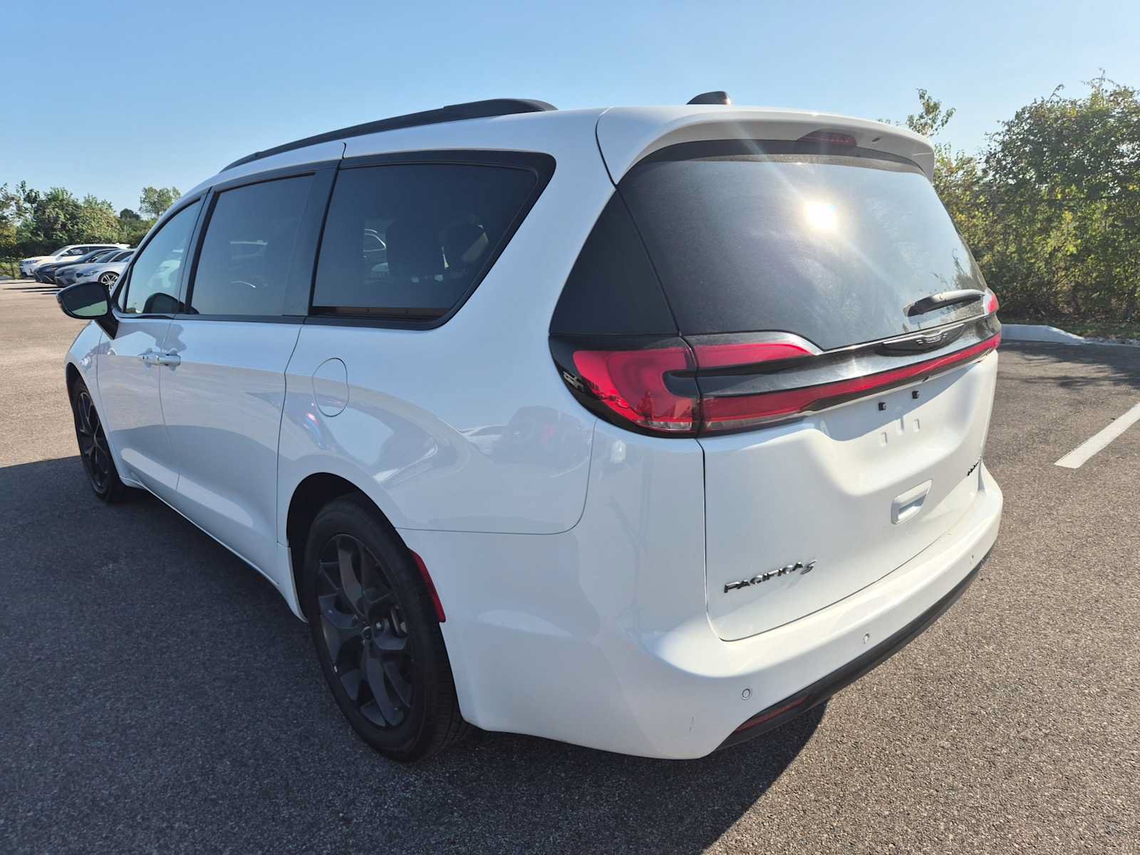 Used 2025 Chrysler Pacifica Limited FWD image 2
