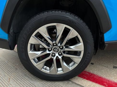 Used 2019 Toyota RAV4 XLE Premium FWD image 9