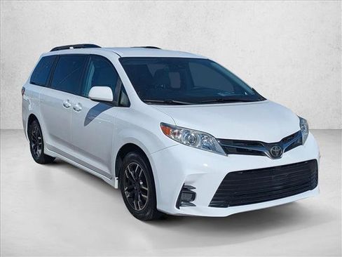 Used 2018 Toyota Sienna LE image 3
