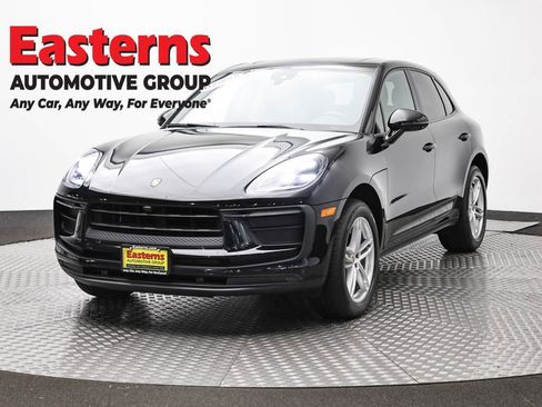 Used 2022 Porsche Macan AWD/4WD image 1